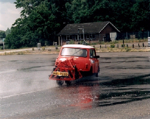 Rear-steer Mini with the tail out